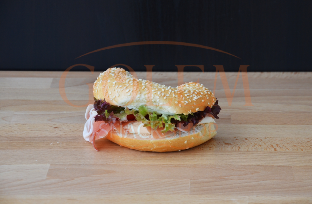 Bagel s parmskou šunkou a čerstvým salátem