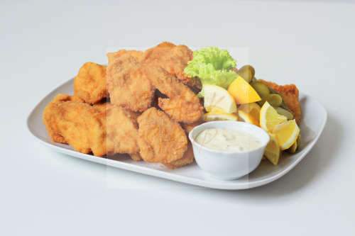 Kuřecí a vepřové mini řízečky, nakládané okurky, citrón, naše tatarská omáčka 1500 g